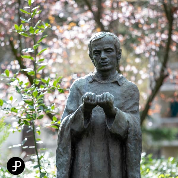 Statue de Jerzy Popiełuszko à Issy-les-Moulineaux