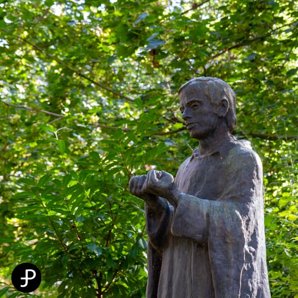 Statue de Jerzy Popiełuszko à Issy-les-Moulineaux