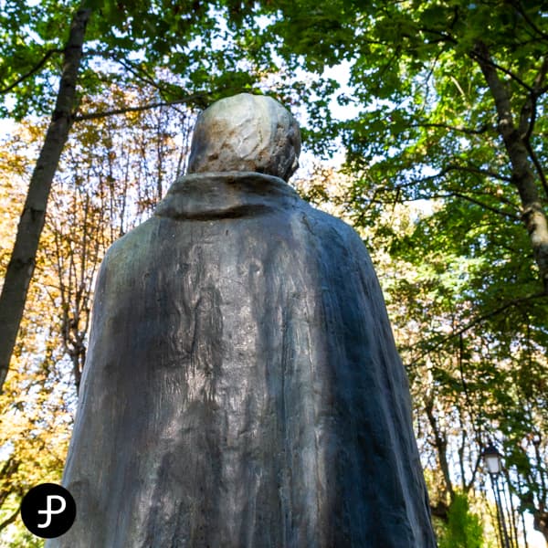 Statue de Jerzy Popiełuszko à Issy-les-Moulineaux