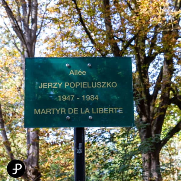 Statue de Jerzy Popiełuszko à Issy-les-Moulineaux