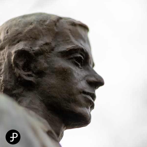 Statue de Jerzy Popiełuszko à Issy-les-Moulineaux